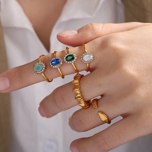 Set di 6 anelli in acciaio inossidabile dorato con zirconi colorati e design a foglia fine