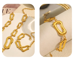 Dettaglio macro del set di collana e bracciale a maglie geometriche dorate con finitura a specchio