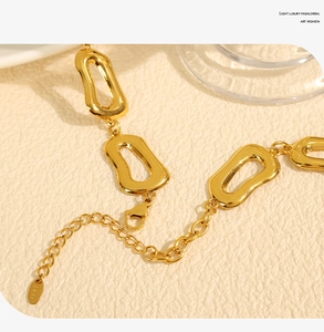 Dettaglio catena in acciaio inossidabile oro 18K con chiusura a moschettone