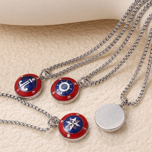 Collar náutico de acero inoxidable con colgantes de brújula y ancla rojos y azules