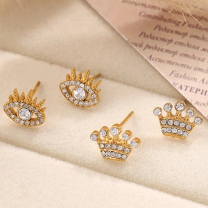 Ensemble de boucles d'oreilles dorées avec œil protecteur, couronne et cristaux brillants