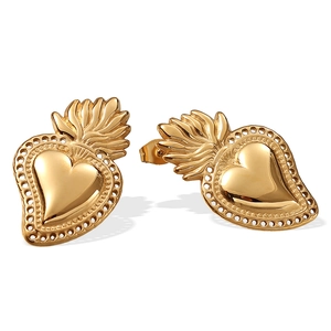 Sacred heart strawberry earrings in polished gold metal with a vintage flame design