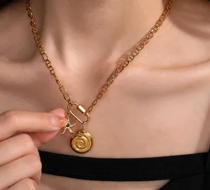 Goldene H-Link-Halskette mit Seestern- und Muschelanhängern und grünen Zirkonia-Steinen