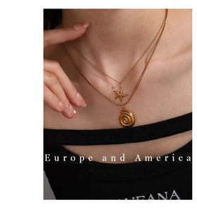 Collar de doble capa dorado con colgantes de estrella de mar y caracola en modelo