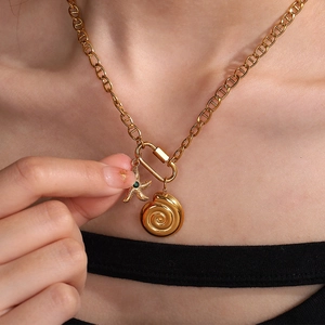 Collar dorado estilo océano con colgantes de estrella de mar y concha en cadena