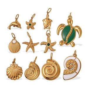 Set de 10 colgantes marinos dorados con estrellas de mar, delfines y caracolas
