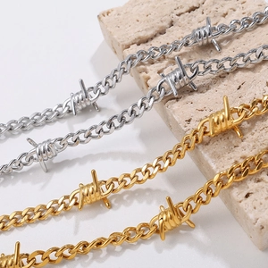Gotische Panzerkette im Industrial-Punk-Stil mit Stacheldraht-Elementen in Gold und Silber