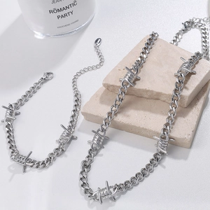 Gotisches Stacheldraht Halsketten und Armband Set aus Silbermetall mit Karabiner