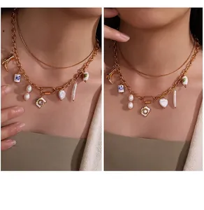 Detail einer zweilagigen Goldkette mit Barockperlen und bemalten Keramikperlen