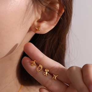 5-teiliges Gold-Ohrstecker-Set mit Flugzeug, Roboter, Sternen und Fußabdruck-Motiven