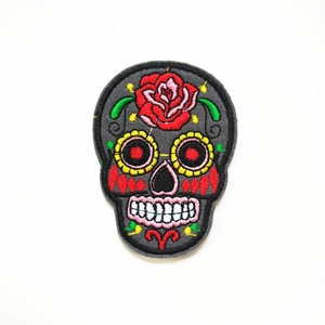 Detailopname van Mexicaanse schedel borduurpatch met kleurrijke bloemen op witte achtergrond
