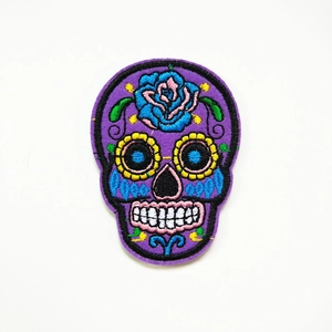 Kleurrijke suikerschedel geborduurde patch met blauwe rozen voor kleding en tassen