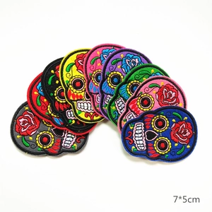 Gedetailleerde macro-opname van borduurwerk op 7x5cm schedel patches met bloemen