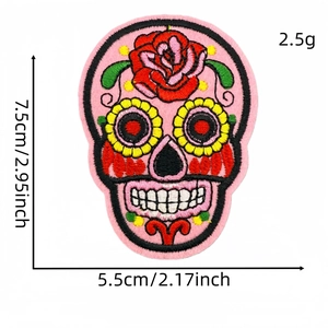 Roze suikerschedel borduurpatch met roos en zonnebloem details, maat 7,5x5,5 cm