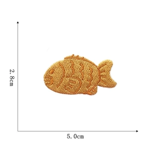 Detailed close-up of fish-shaped embroidery patch with precise dimensions 5.0cm x 2.8cm