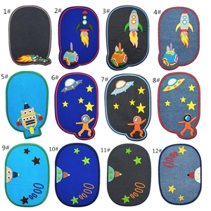 Nahaufnahme von 12 Weltraum-Stickpatches mit Raketen, Astronauten und Planeten-Motiven