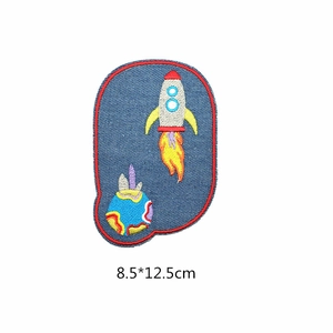Detailansicht der Raketen-Denim-Patch mit rotem Rand, Abmessungen 8,5 x 12,5 cm