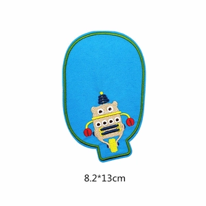 Cartoon Roboter Stickerei Aufnäher für Jeans in Himmelblau mit grünem Rand, 8,2x13cm