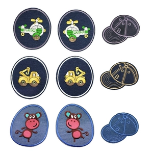 Detailansicht von Hubschrauber- und Baseballkappen-Stickpatches für die Kleidung