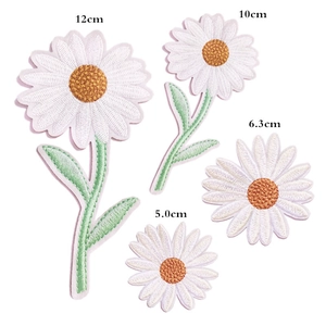 Detailed close-up of daisy embroidery patches in various sizes from 5.0cm to 12cm