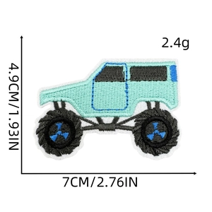 Detalle de parche bordado de monster truck con medidas de 7 cm de ancho y 4,9 cm de alto