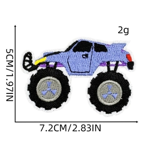 Vista detallada de las medidas del parche bordado de monster truck lila para ropa