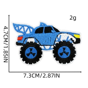 Vista detallada del parche bordado de camión monstruo azul con medidas de 7,3x4,7 cm