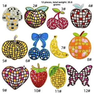 Texture détaillée de broderie pour écussons thermocollants fruits et cœurs style disco