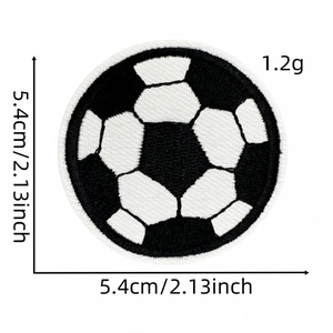Détail macro de l'écusson brodé ballon de football rond de 5,4 cm avec dos thermocollant