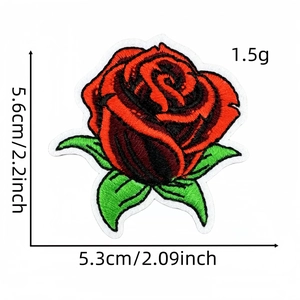 Dettaglio della toppa punk rosa rossa con dimensioni 5,6 cm x 5,3 cm per decorazioni