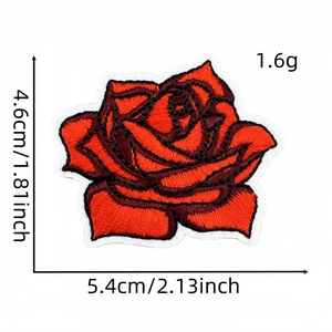 Dettaglio della toppa ricamata rosa rossa con dimensioni 4,6cm x 5,4cm e trama del ricamo