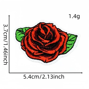 Patch ricamata rosa rossa dettagliata con dimensioni specifiche di 5,4 cm x 3,7 cm