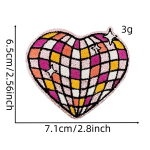 Dettaglio di una toppa ricamata a cuore disco con bordo glitterato rosa