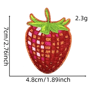 Toppa ricamata a fragola con bordo dorato e dimensioni dettagliate di 7 cm x 4,8 cm