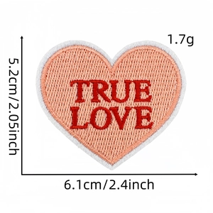 Détail d'un écusson brodé cœur True Love de 6,1 cm avec dimensions et texture