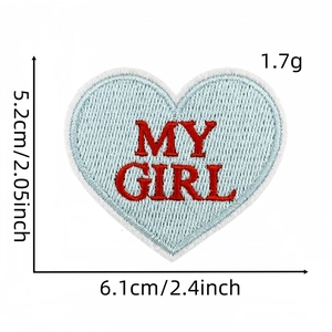 Détail d'un écusson brodé en forme de cœur My Girl mesurant 5,2 cm par 6,1 cm