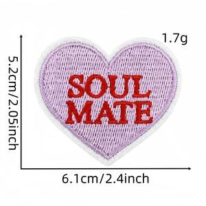 Détail d'écusson brodé en cœur lavande avec texte Soul Mate rouge et dimensions