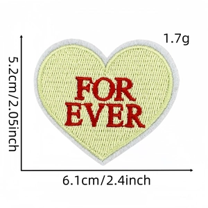 Dimensions détaillées pour écusson coeur brodé vert clair avec texte rouge FOR EVER