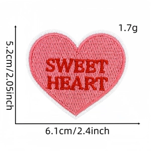 Détail du patch brodé en forme de cœur rose avec texte Sweet Heart et échelle de 5,2 cm