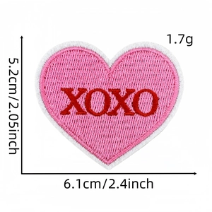 Vue détaillée du patch brodé XOXO en cœur rose avec dimensions de 5,2x6,1 cm