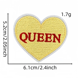 Détail de l'écusson brodé en forme de cœur jaune avec texte Queen rouge et 6,1 cm de large