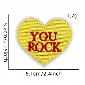 Vue détaillée d'un écusson brodé cœur jaune avec texte YOU ROCK rouge et dimensions