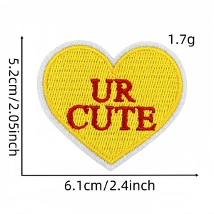 Dimensions détaillées de l'écusson brodé cœur jaune avec lettrage rouge UR CUTE