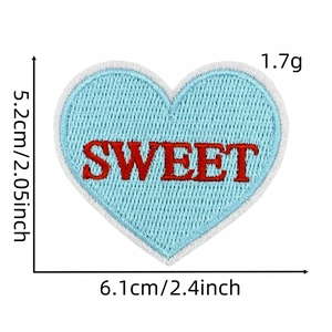 Écusson brodé cœur bleu avec texte Sweet rouge et dimensions pour vêtement