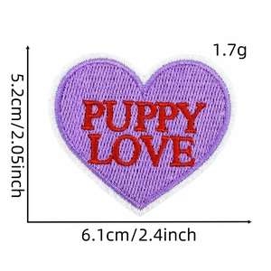 Détail macro du patch brodé cœur violet avec texte Puppy Love et coutures précises