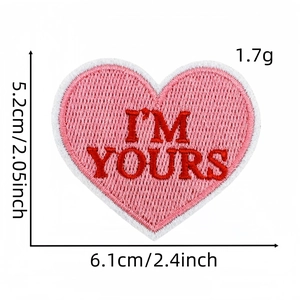 Détail de l'écusson brodé en cœur avec texte I'M YOURS et dimensions précises