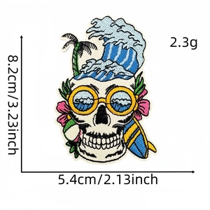 Vue détaillée de l'écusson brodé crâne de surf avec dimensions 8,2x5,4cm et poids 2,3g