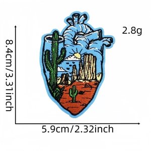 Écusson brodé cœur avec paysage désertique cactus et montagnes taille 8,4x5,9cm