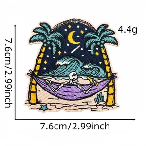 Écusson brodé de squelette sur hamac avec palmiers et décor de mer nocturne
