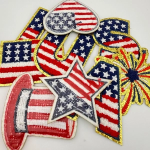 Gros plan sur des patchs brodés drapeau américain avec sequins dorés et texture bouclée